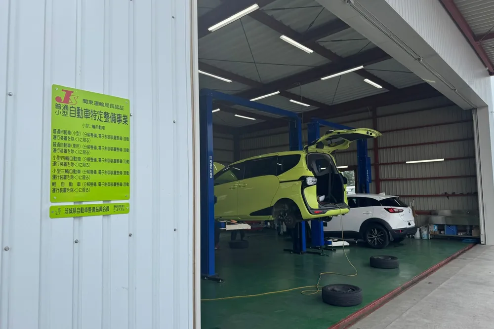 チャンスつくば店の整備工場。リフトで上げた車と、関東運輸局長認証の看板
