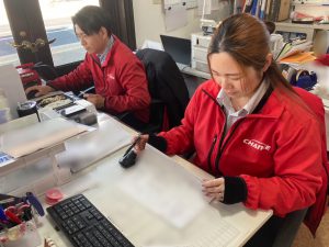 事務仕事中のふたり👀