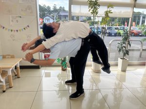 伸ばし合いっこ😂