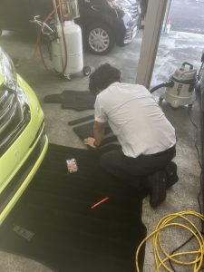 マット掃除中の大溝さん👦
