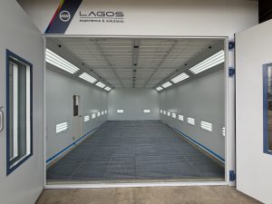 八街第二鈑金工場に導入された新型自動車塗装ブースの内観