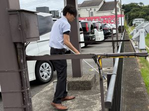 ほうきを持つ店長🧹