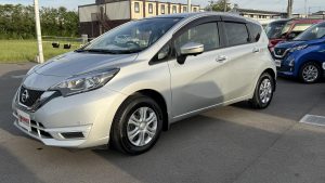 【特選車入庫！】雨の日も風の日も快適ドライブ♪大人気「日産 ノート X」シルバーが登場！