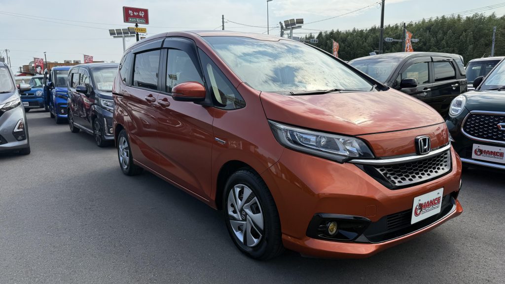 今日は珍しいカラーのフリード🍊